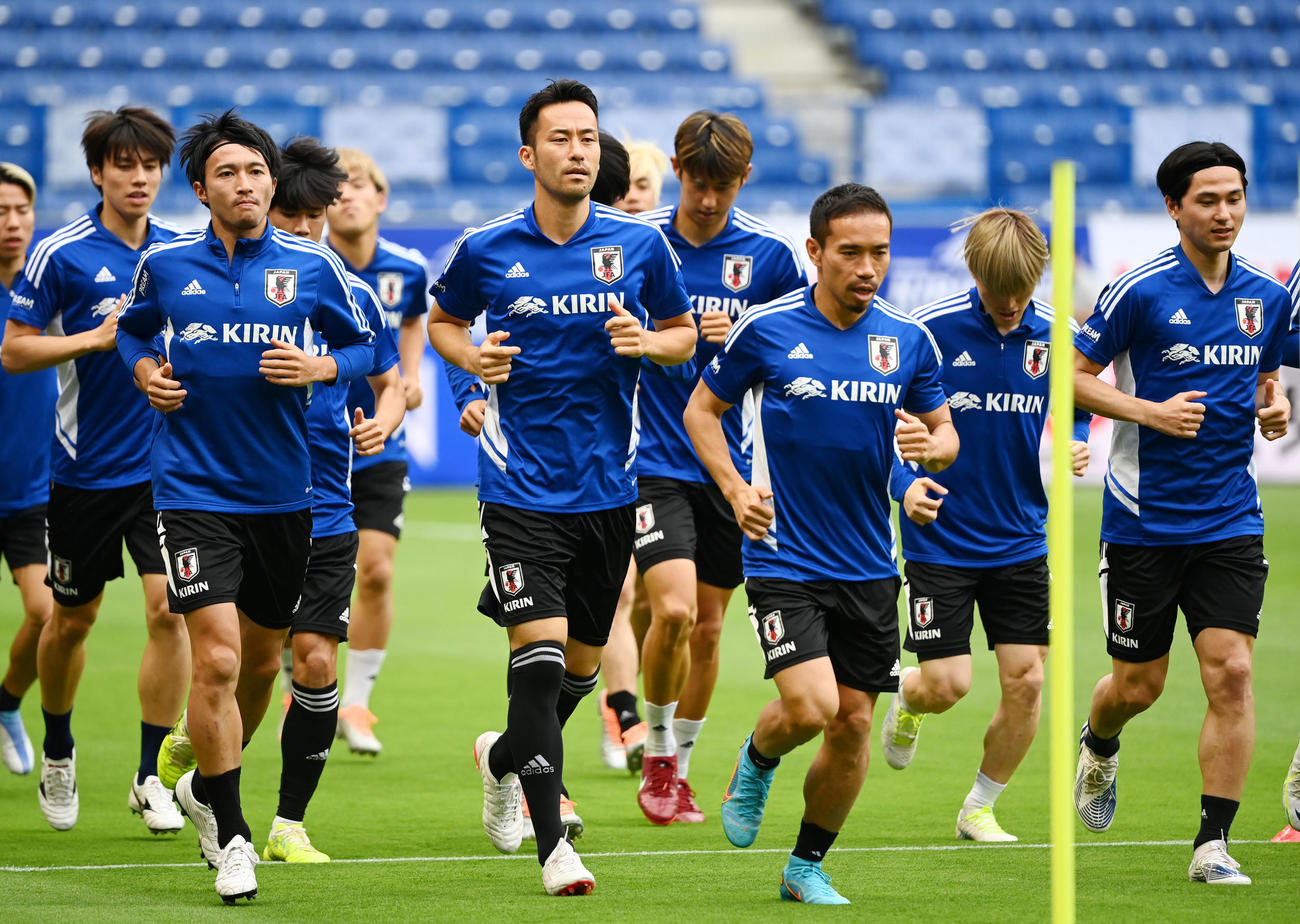 ランニングをする日本代表イレブン（撮影・横山健太）