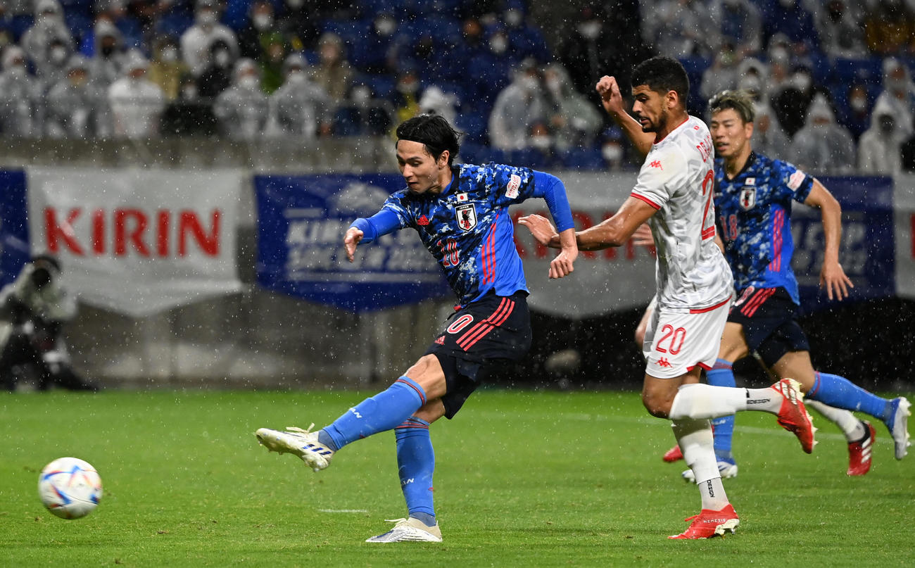 日本対チュニジア　前半、DFラインの裏に抜け出しシュートを放つ南野（撮影・横山健太）