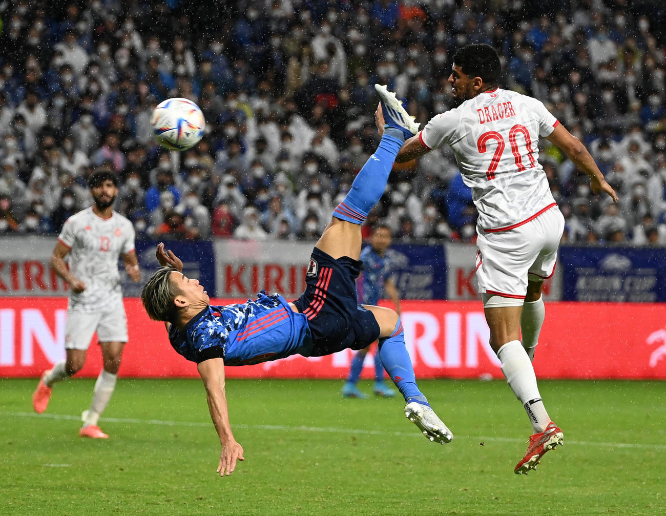 日本対チュニジア　後半、オーバーヘッドでシュートを放つ浅野（撮影・横山健太）