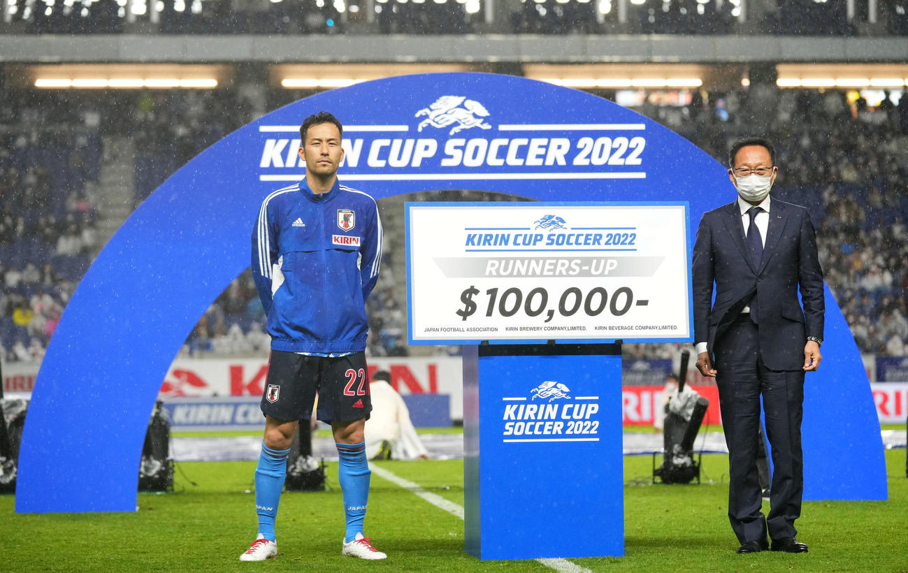 日本対チュニジア　準優勝となり賞金を受け取る吉田（左）。右は日本サッカー協会（JFA）副会長の岡田武史氏（撮影・横山健太）
