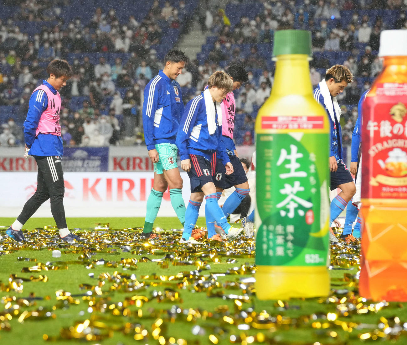 日本対チュニジア　チュニジアに敗れ肩を落とす日本代表の選手たち（撮影・横山健太）