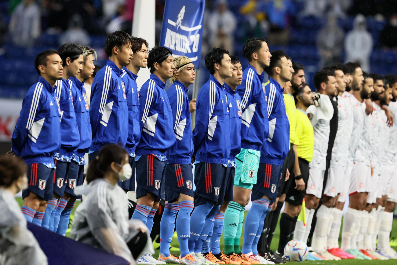 日本対チュニジア　整列する日本代表イレブンたち（撮影・加藤哉）