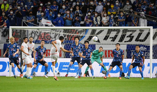 日本対チュニジア 前半、相手シュートでゴールを守るGKシュミット・ダニエル(右から3人目)ら日本イレブン(撮影・横山健太)