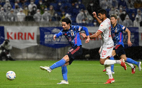 日本対チュニジア 前半、DFラインの裏に抜け出しシュートを放つ南野(撮影・横山健太)