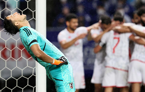 日本対チュニジア 後半、失点し、悔しがるGKシュミット(撮影・加藤哉)
