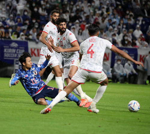 日本対チュニジア 後半、途中出場の久保は相手に倒される(撮影・加藤哉)