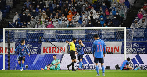 日本対チュニジア 後半、2点目を決められ、うなだれるGKシュミット(左から2人目)ら日本代表の選手たち(撮影・横山健太)