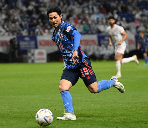 日本対チュニジア 前半、ドリブルで攻め込む南野(撮影・横山健太)
