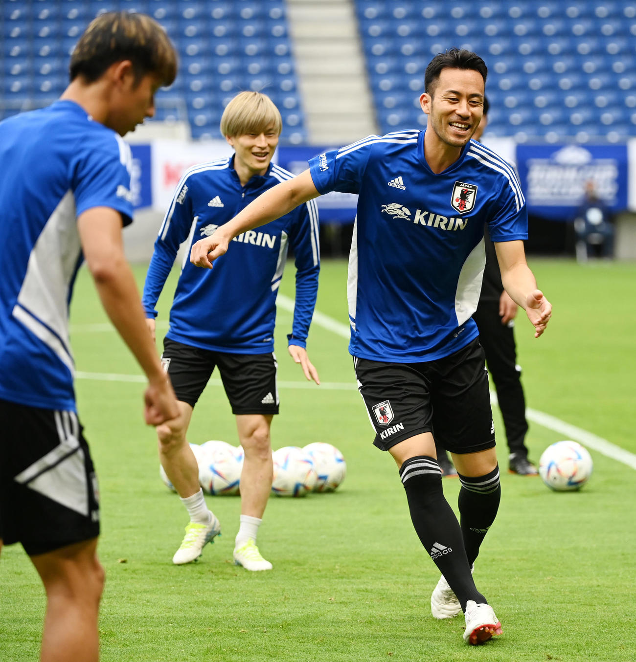 ボール回しで笑顔を見せる吉田（右）（撮影・横山健太）