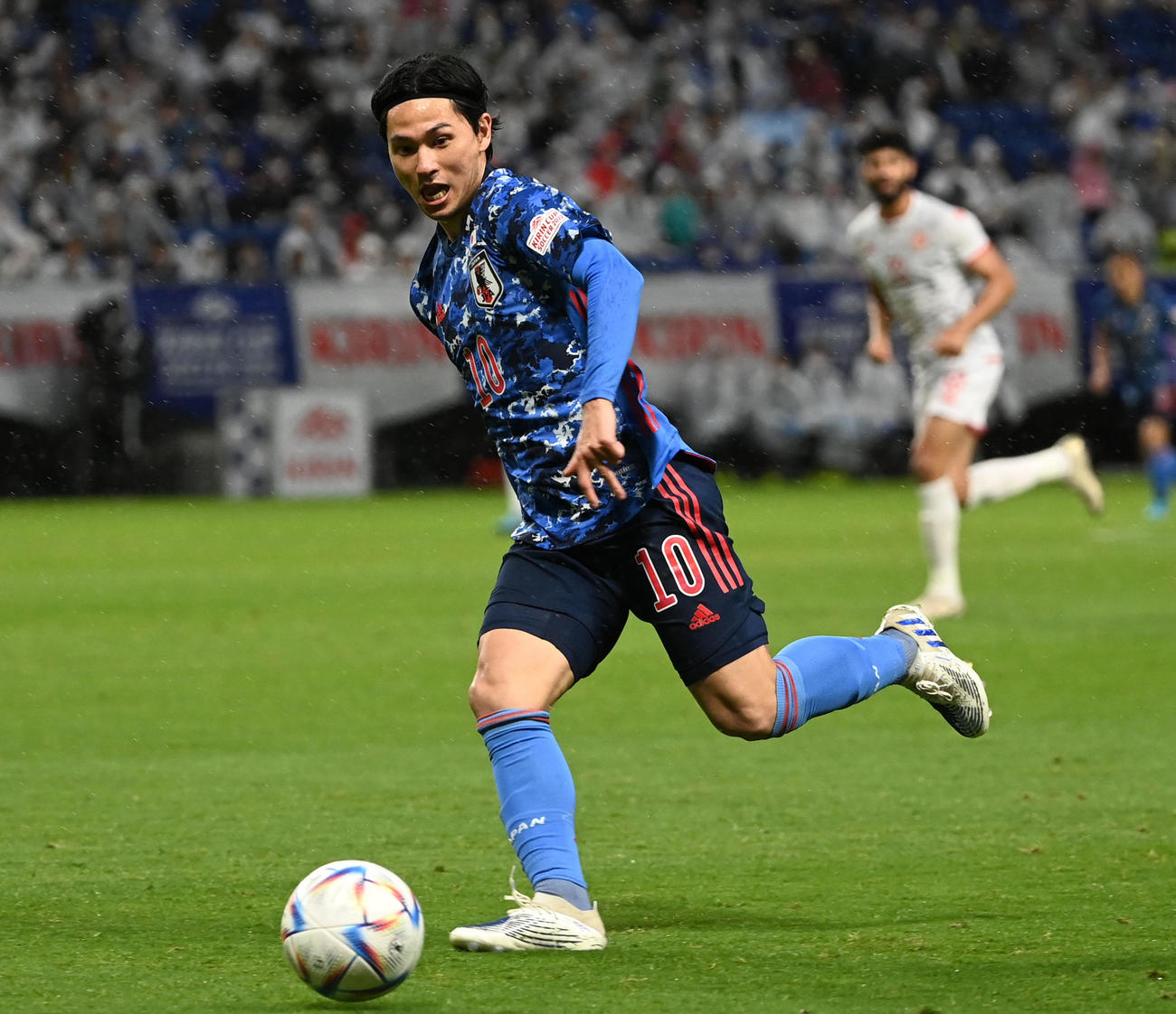 日本対チュニジア　前半、ドリブルで攻め込む南野（撮影・横山健太）