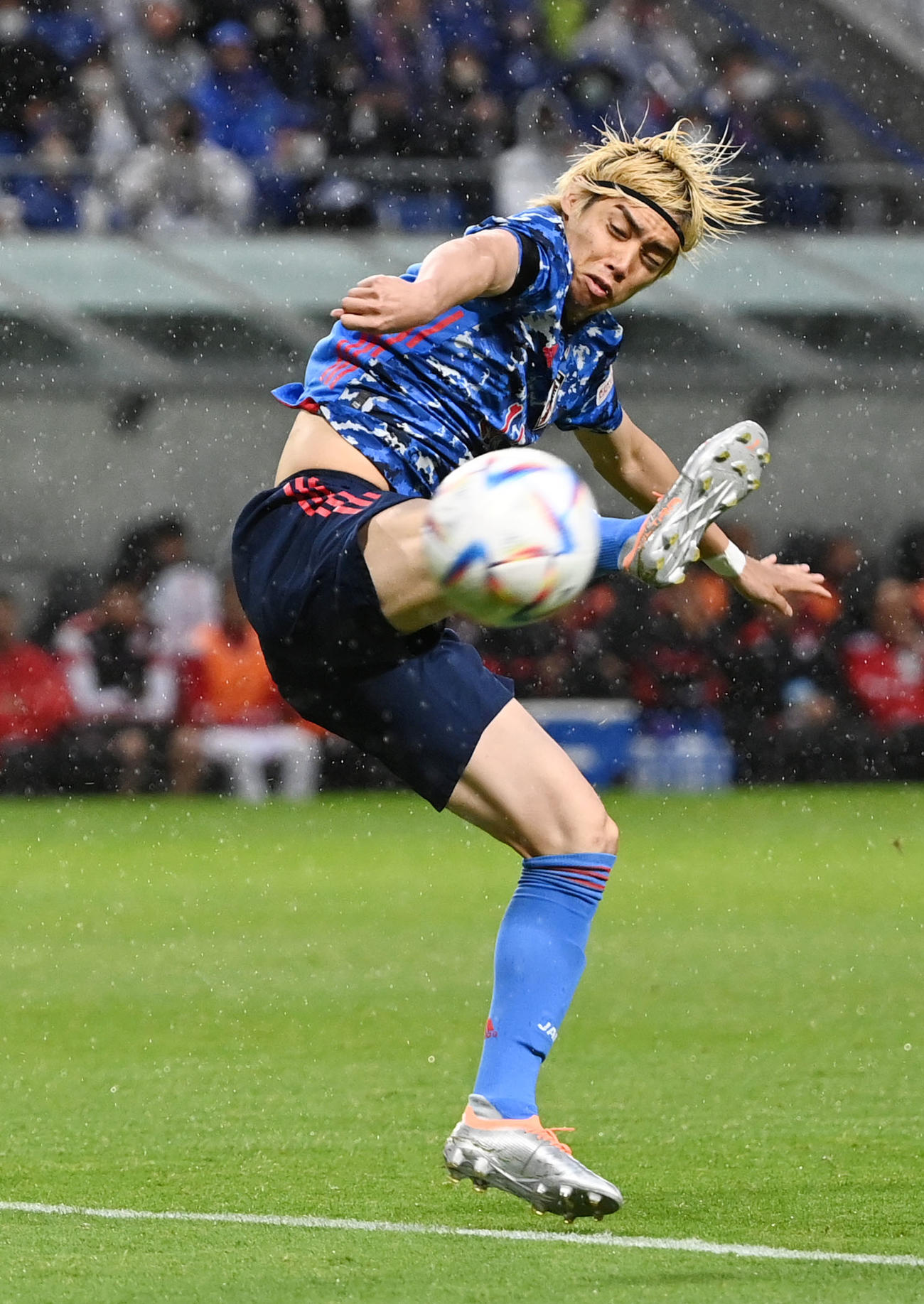 日本対チュニジア　前半、ボールを追う伊東（撮影・横山健太）
