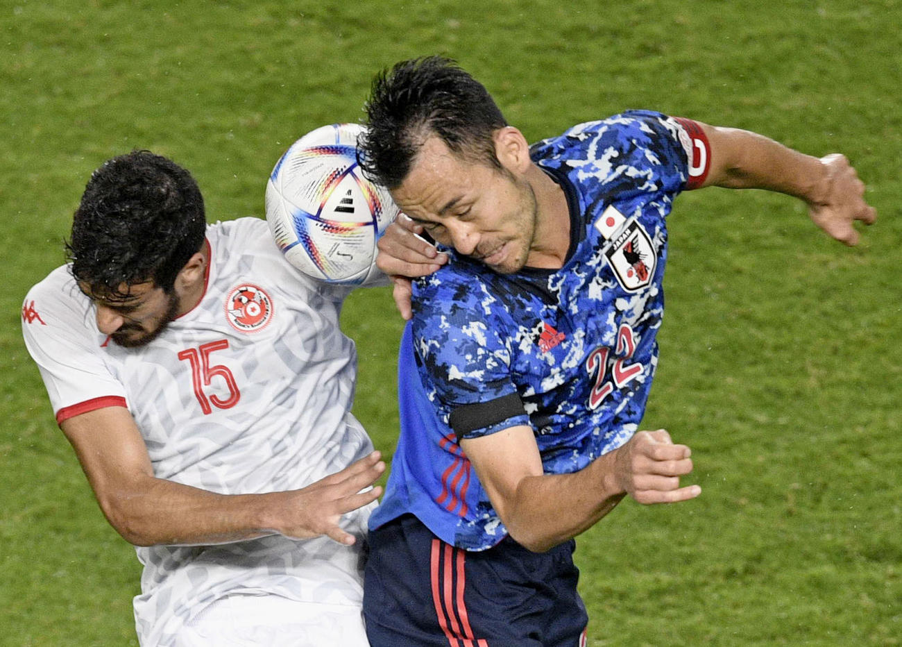 後半、ヘディングで競り合う吉田（右）