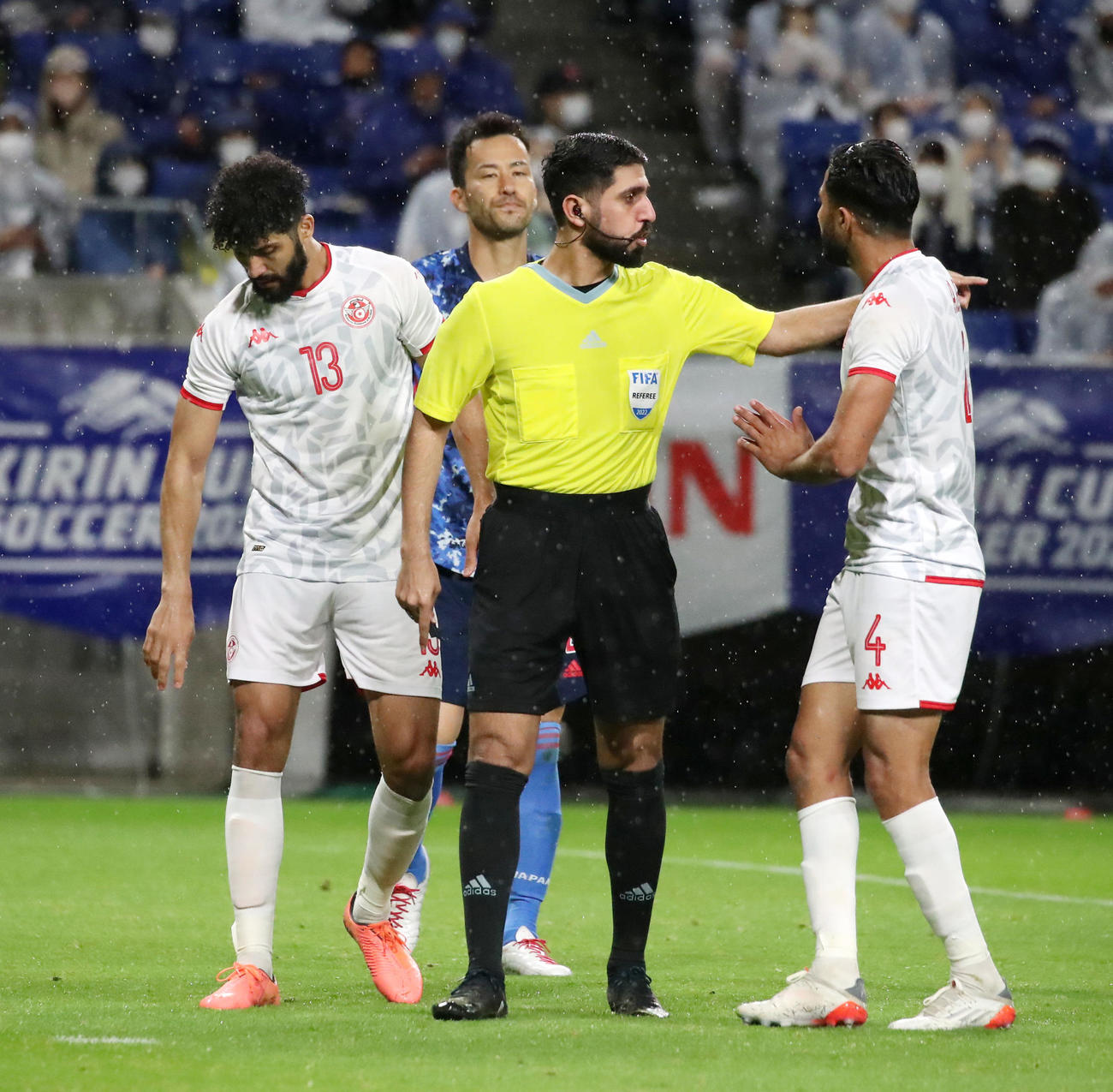 日本対チュニジア　後半、吉田はヘニシへのファウルをとられPKとなり不満顔（撮影・加藤哉）