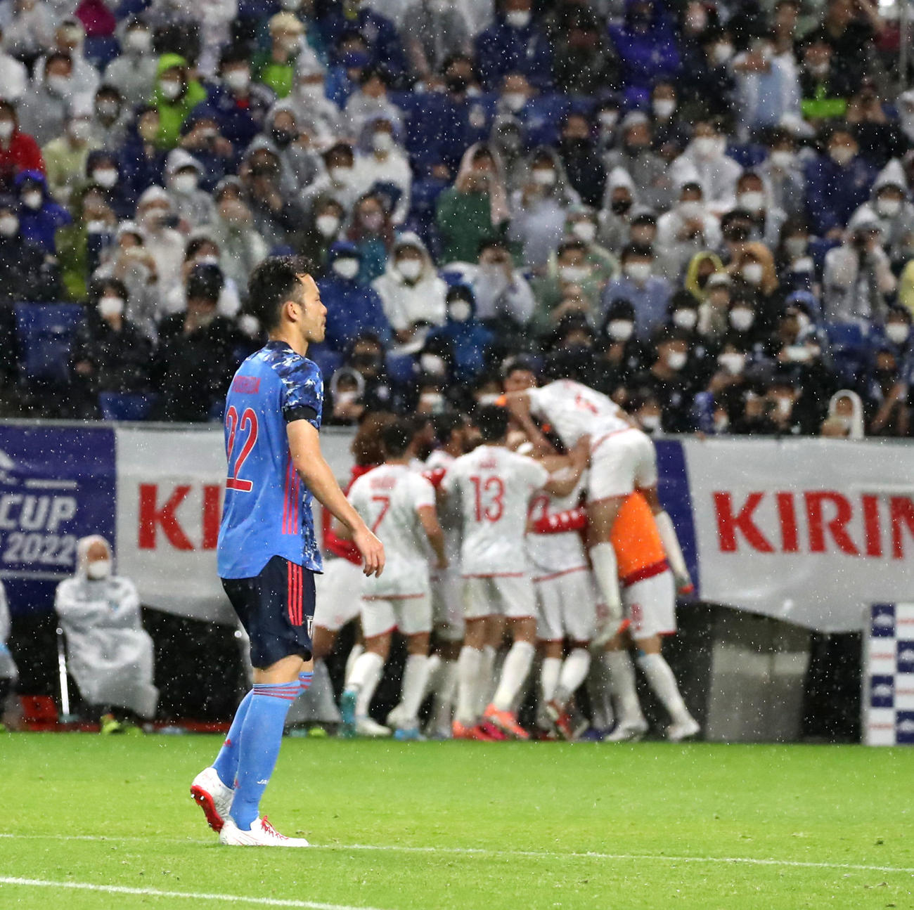日本対チュニジア　後半、自身のファウルでPKとなり先制点を挙げられた吉田（撮影・加藤哉）