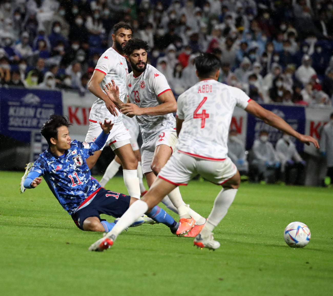 日本対チュニジア　後半、途中出場の久保は相手に倒される（撮影・加藤哉）