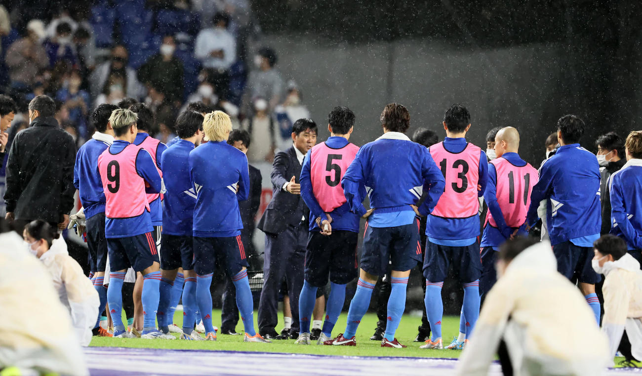 日本対チュニジア　チュニジアに敗れイレブンを集めてミーティングを行う森保監督（中央）（撮影・加藤哉）