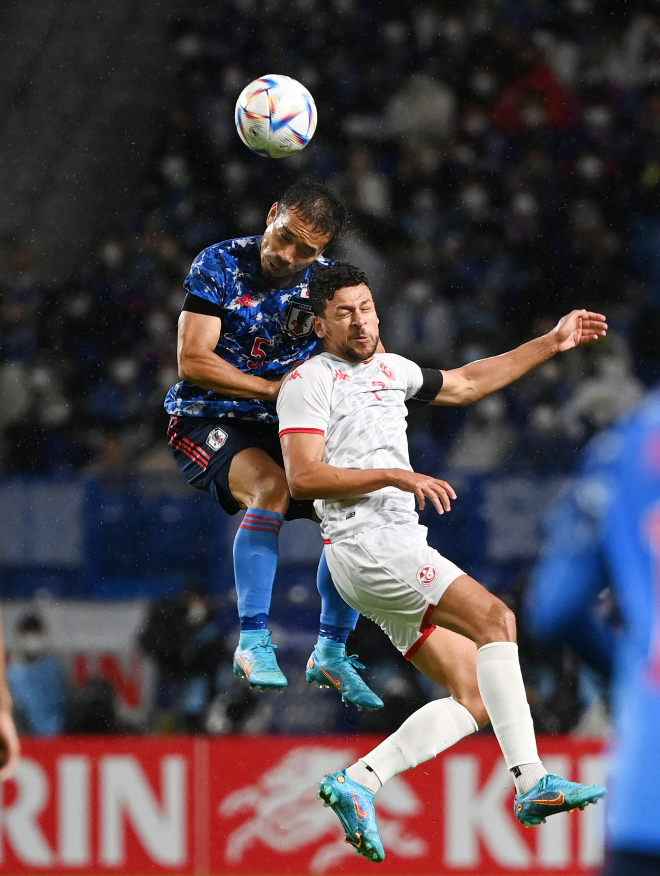 日本対チュニジア　前半、相手に競り勝つ長友（左）（撮影・横山健太）