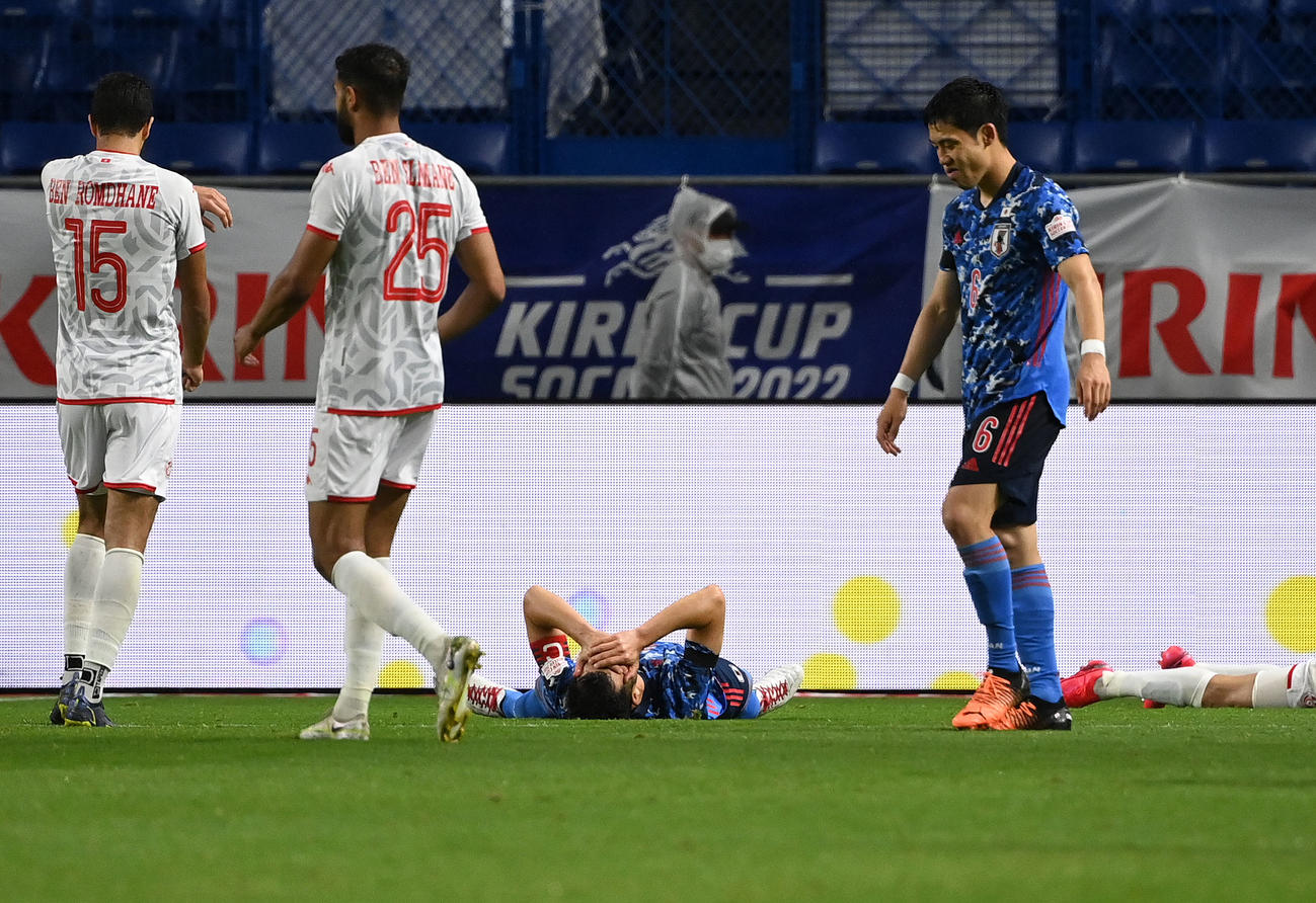 日本対チュニジア　後半、ファウルでチュニジアにPKを献上し、顔を覆う吉田（左から3人目）（撮影・横山健太）