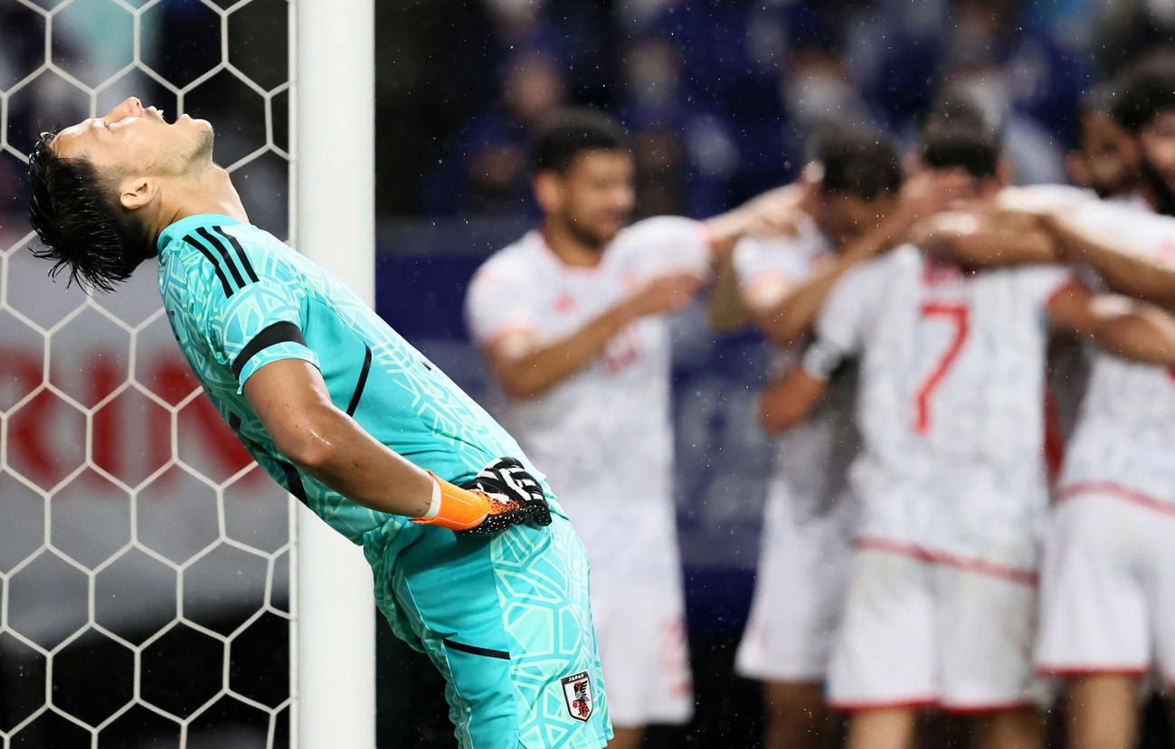 日本対チュニジア　後半、失点し、悔しがるGKシュミット。後方は喜ぶチュニジアの選手たち（撮影・加藤哉）