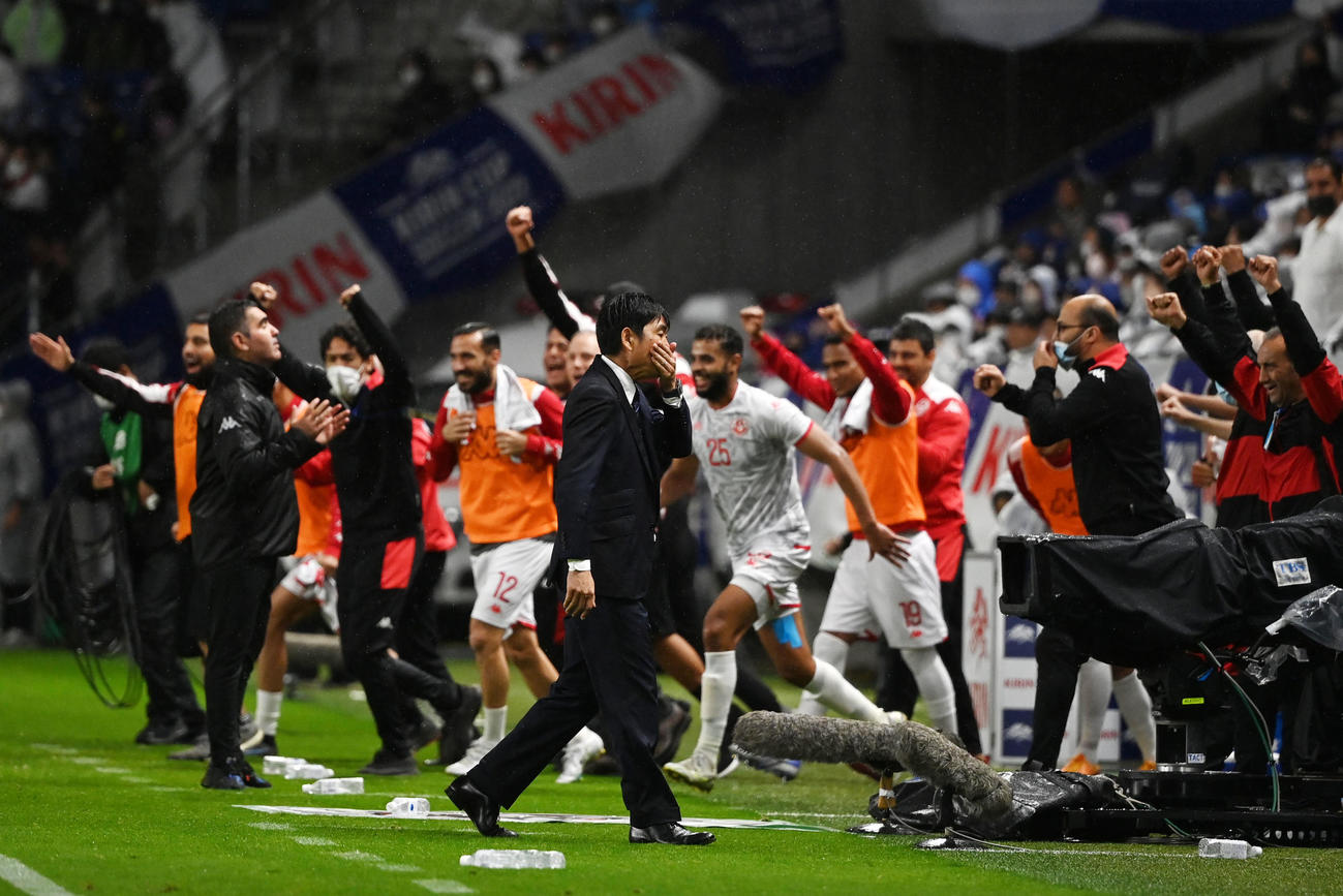 日本対チュニジア　チュニジアに敗れ肩を落とす森保監督（手前）（撮影・横山健太）