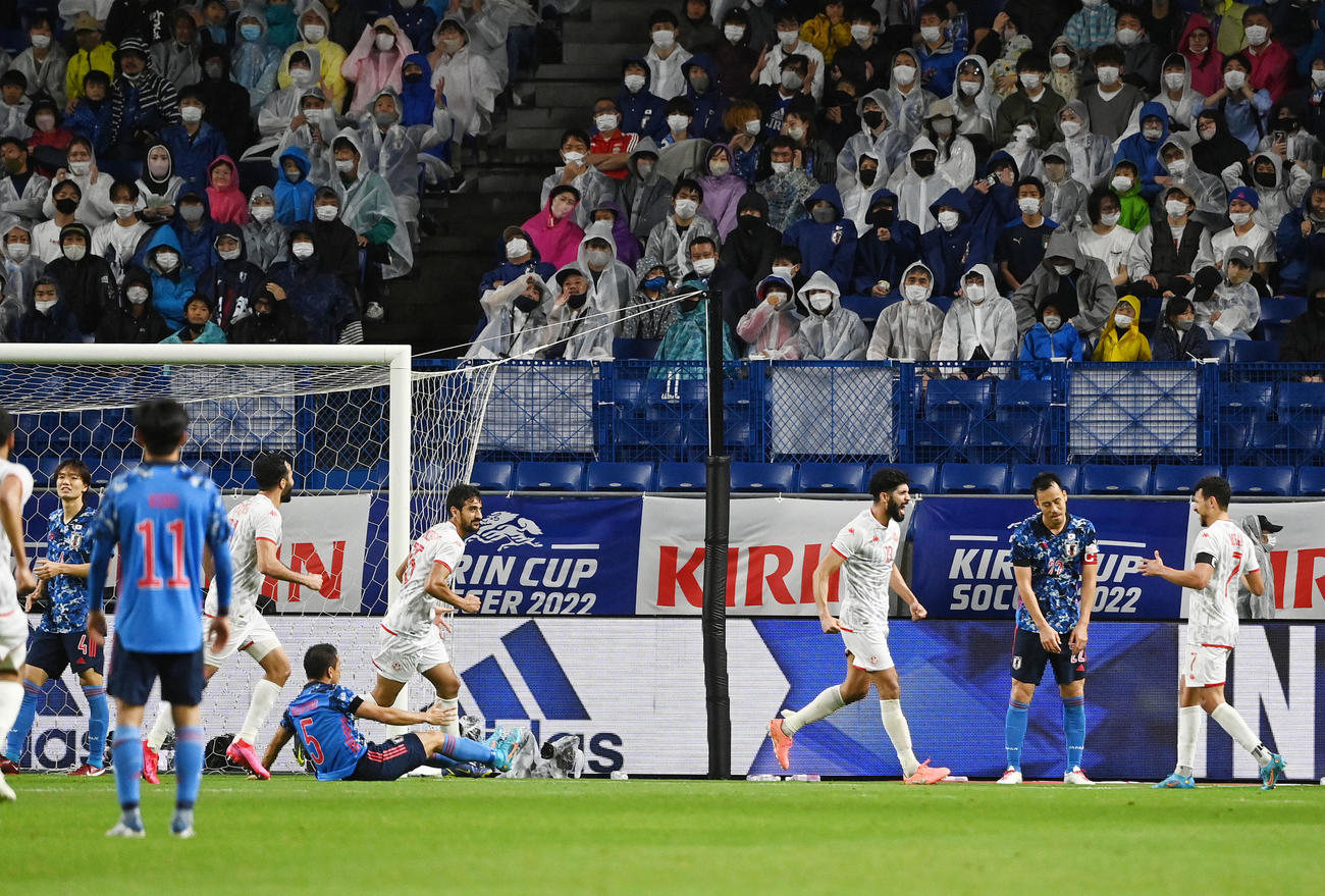 日本対チュニジア　後半、追加点を決められ、悔しがる吉田（右から2人目）ら（撮影・横山健太）