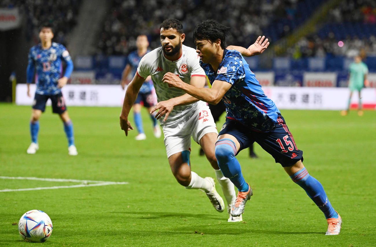 日本対チュニジア　後半、ドリブルする三笘（右）（撮影・横山健太）