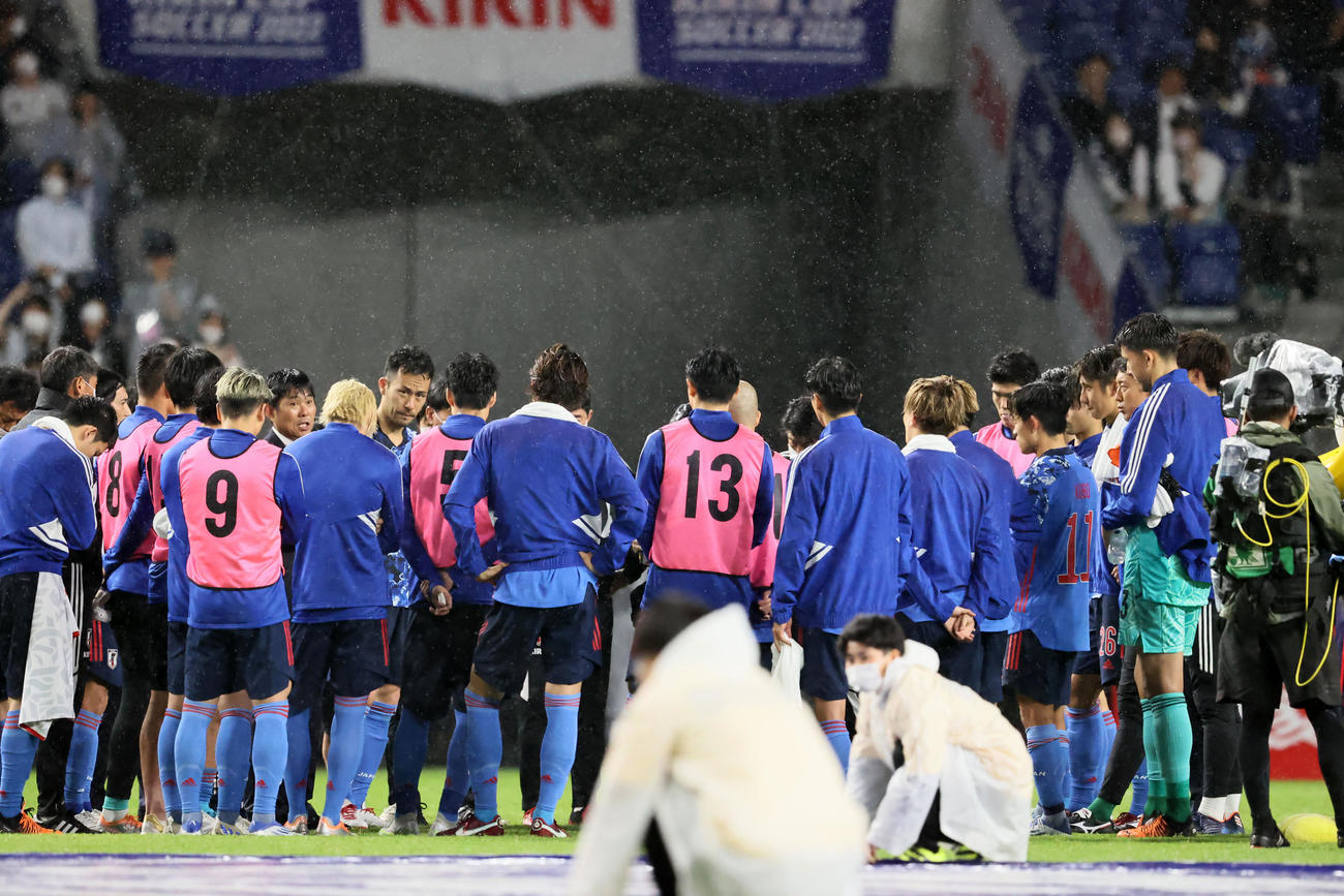 日本対チュニジア　チュニジアに敗れイレブンを集めてミーティングを行う森保監督（後方左）（撮影・加藤哉）