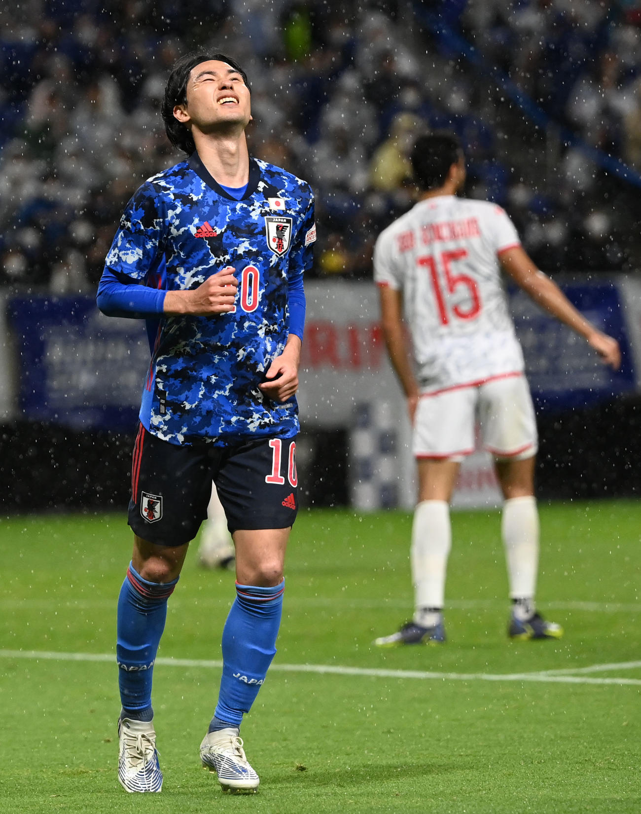 日本対チュニジア　前半、DFラインの裏に抜け出しシュートを放つが、オフサイドの判定となりガッカリする南野（撮影・横山健太）