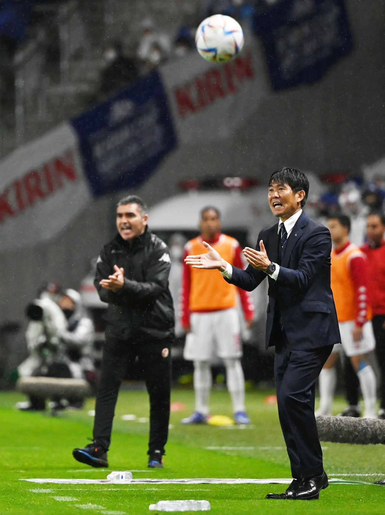 日本対チュニジア　後半、選手たちに声をかける森保監督（右）（撮影・横山健太）