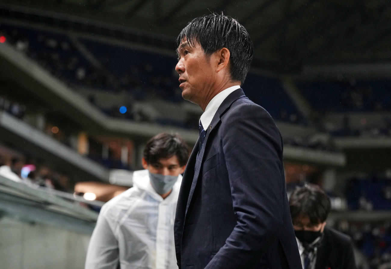 日本対チュニジア　表彰式を終えピッチを後にする森保監督（2022年6月14日撮影）