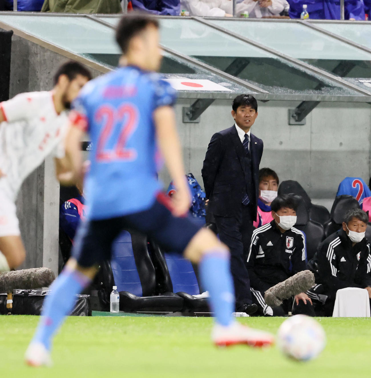 14日　後半、吉田の動きを見る森保監督（撮影・加藤哉）