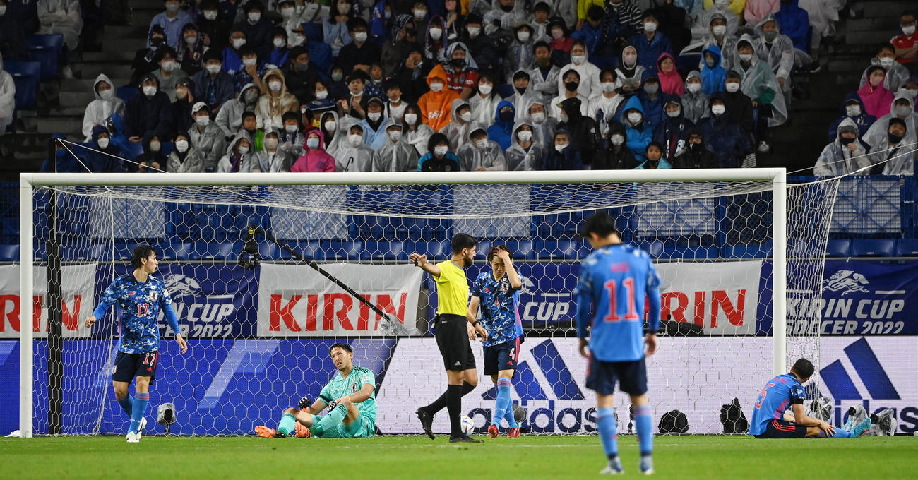 14日　日本対チュニジア　後半、2点目を決められ、うなだれるGKシュミット（左から2人目）ら日本代表の選手たち（撮影・横山健太）