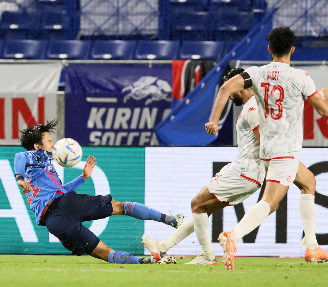 日本対チュニジア　後半、シュートしたボールが自分へ跳ね返る久保（2022年6月14日撮影）