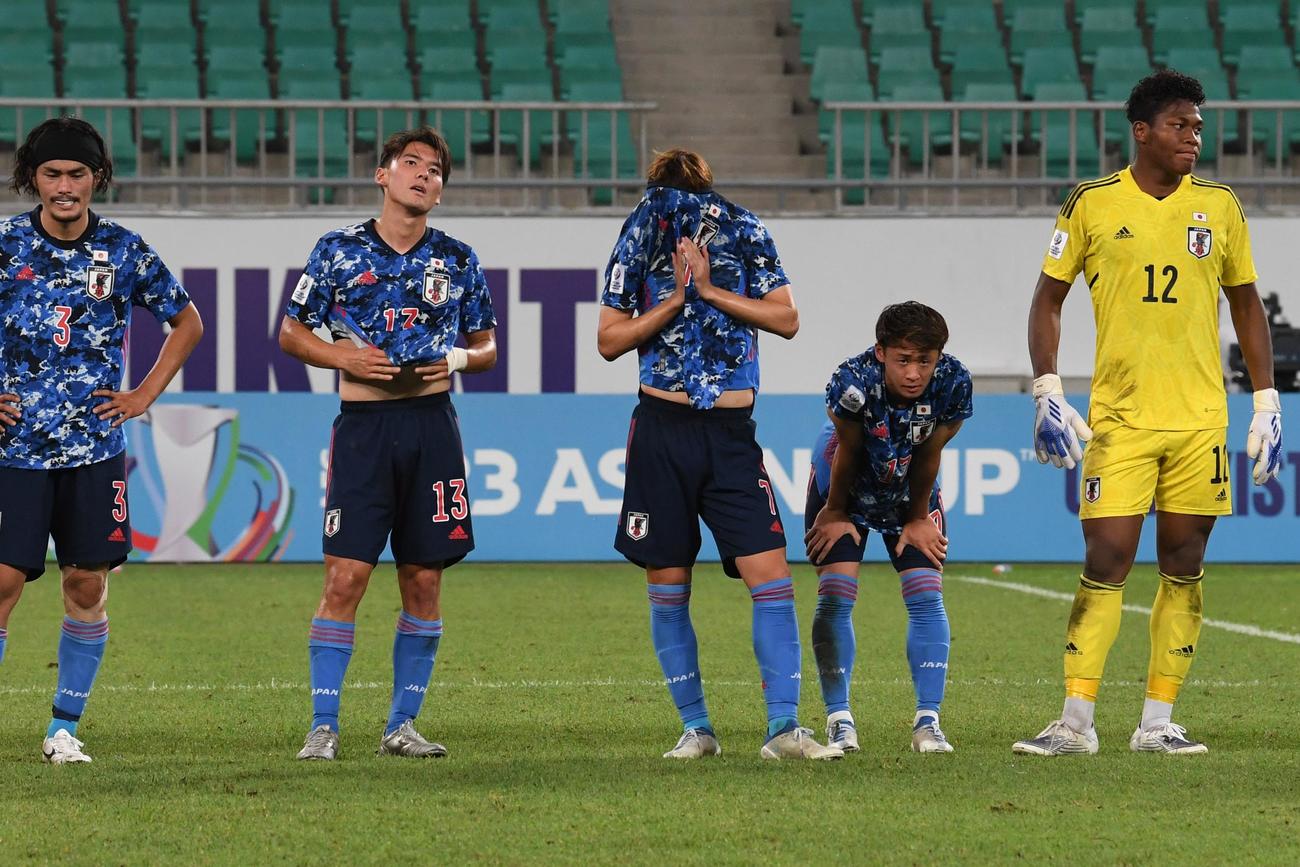 U－23アジアカップ準決勝で開催国のウズベキスタンに敗れ、肩を落とすU－21日本代表の選手たち（C）2022 AFC