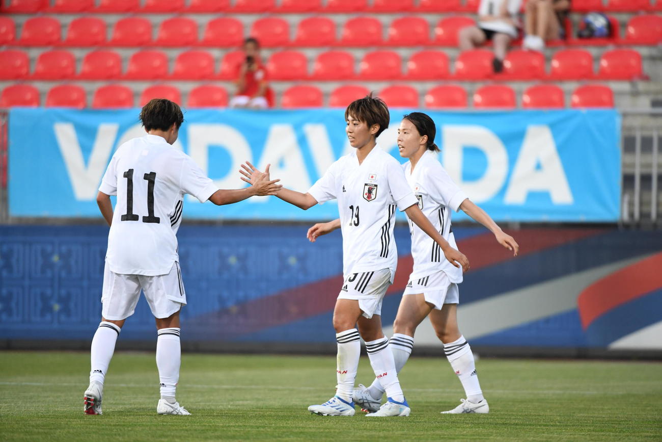 セルビア戦で先制ゴールを決め、FW田中美南（左）とタッチするFW植木理子（中央）（C）JFA