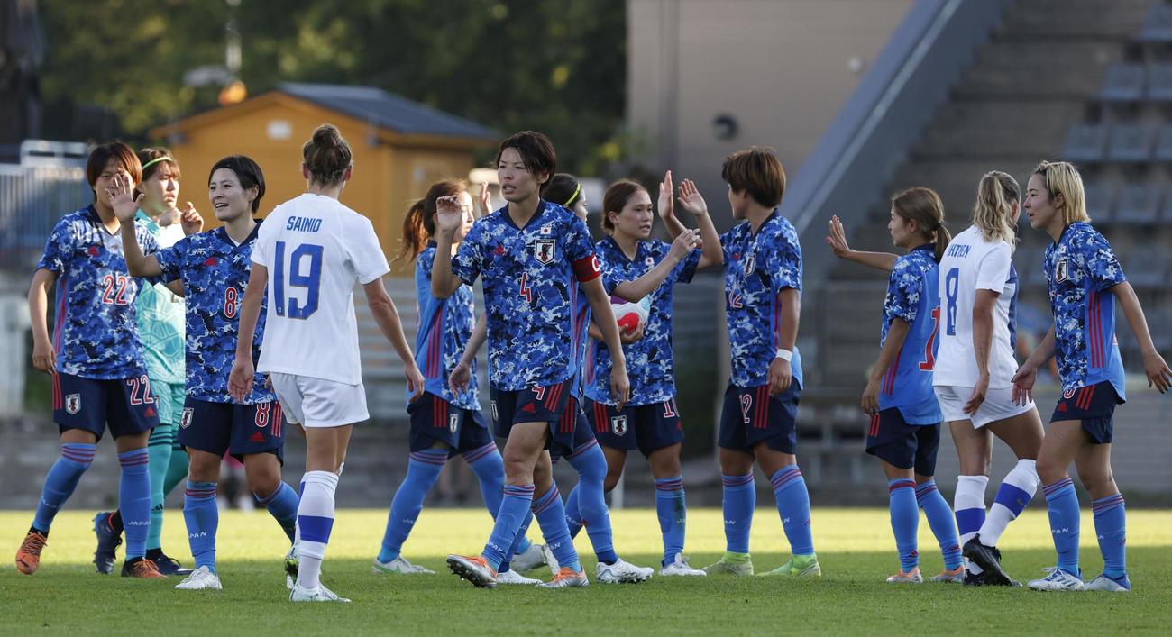 フィンランドに快勝し、タッチを交わす日本（共同）