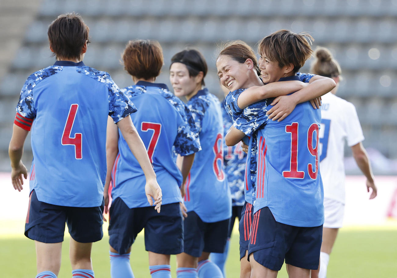 日本―フィンランド　後半、チーム4点目のゴールを決め、長野と抱き合い喜ぶ植木（19）（共同）