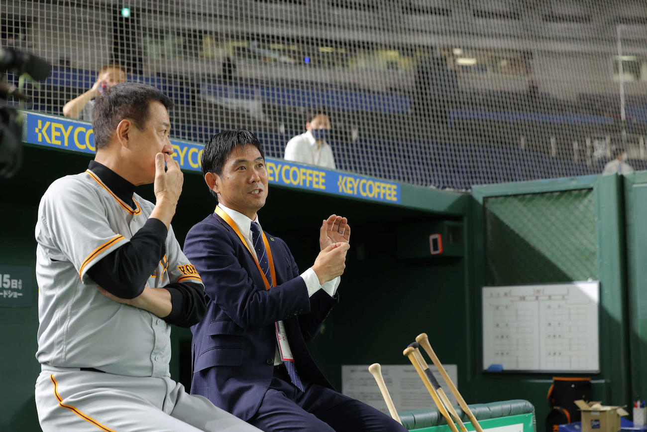 練習を見ながら言葉を交わす巨人原辰徳監督（左）とサッカー日本代表森保一監督（撮影・河田真司）