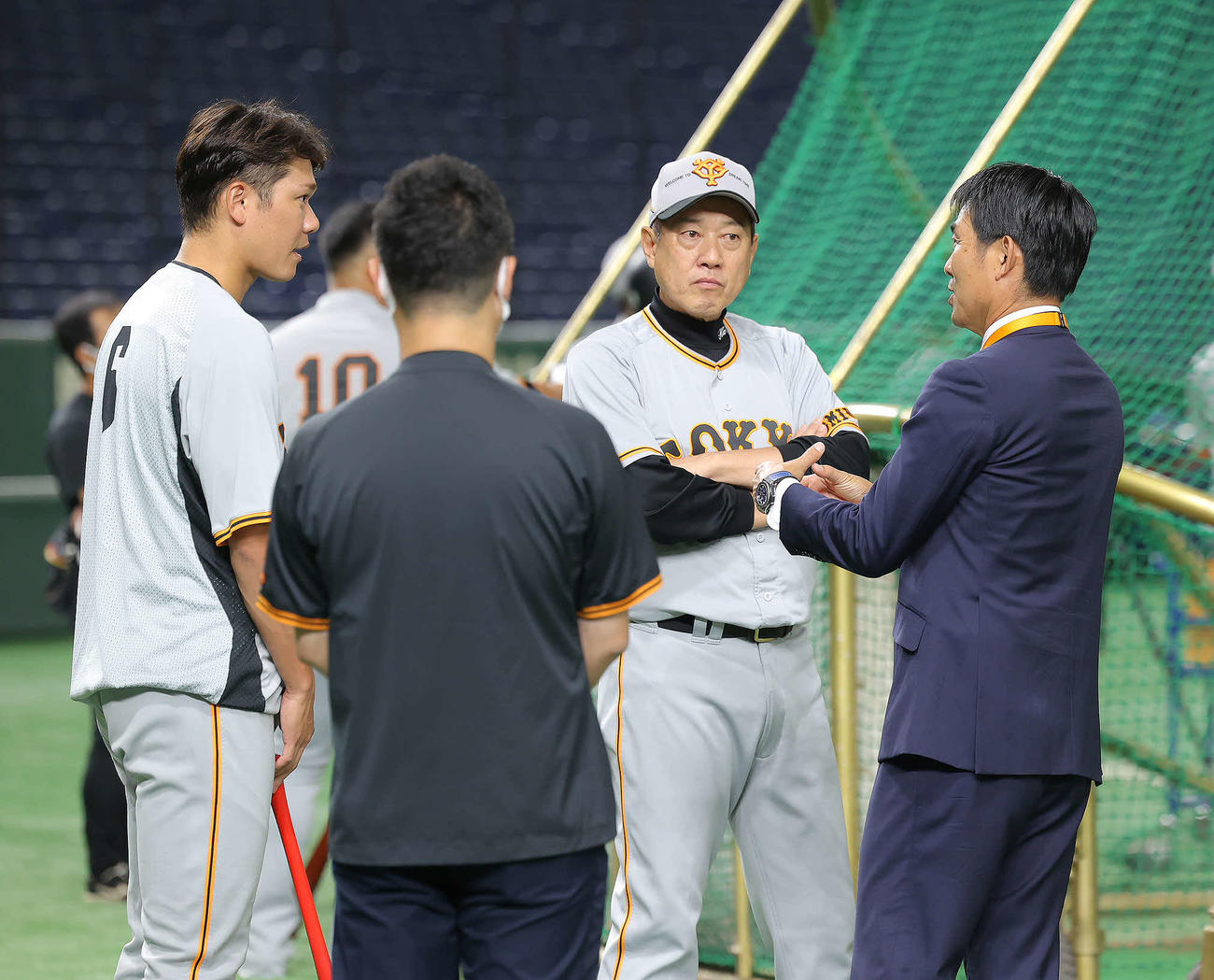 巨人対ヤクルト　試合前、巨人坂本（左）と言葉を交わすサッカー日本代表森保監督（右）。中央は原監督（撮影・河田真司）