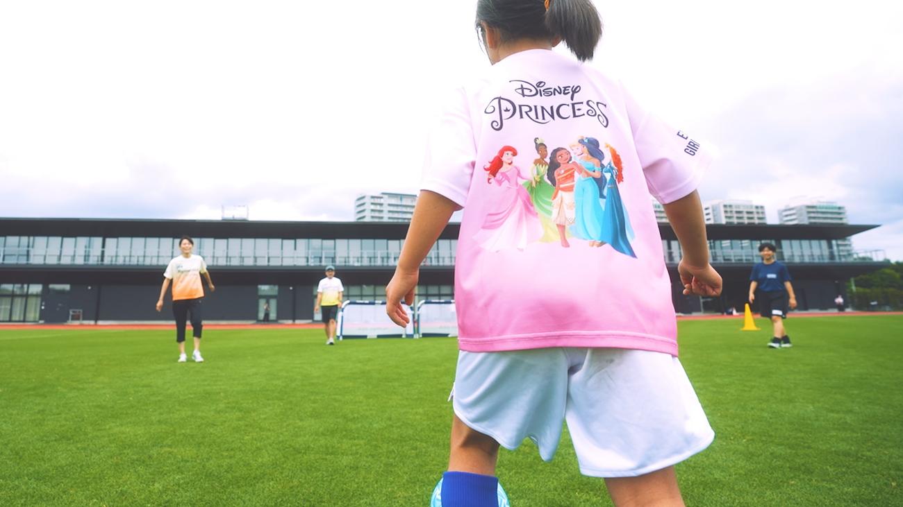 日本サッカー協会とディズニーが共同で行うサッカー教室のイメージ画像（C）Disney JFA Magical Field Inspired by Disney