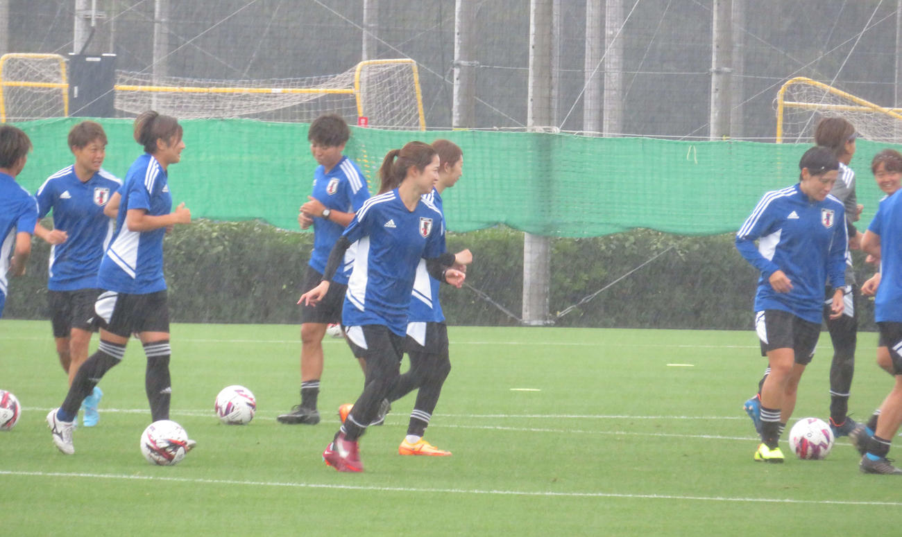雨の中で初日の練習を行うなでしこジャパンの選手たち（撮影・磯綾乃）