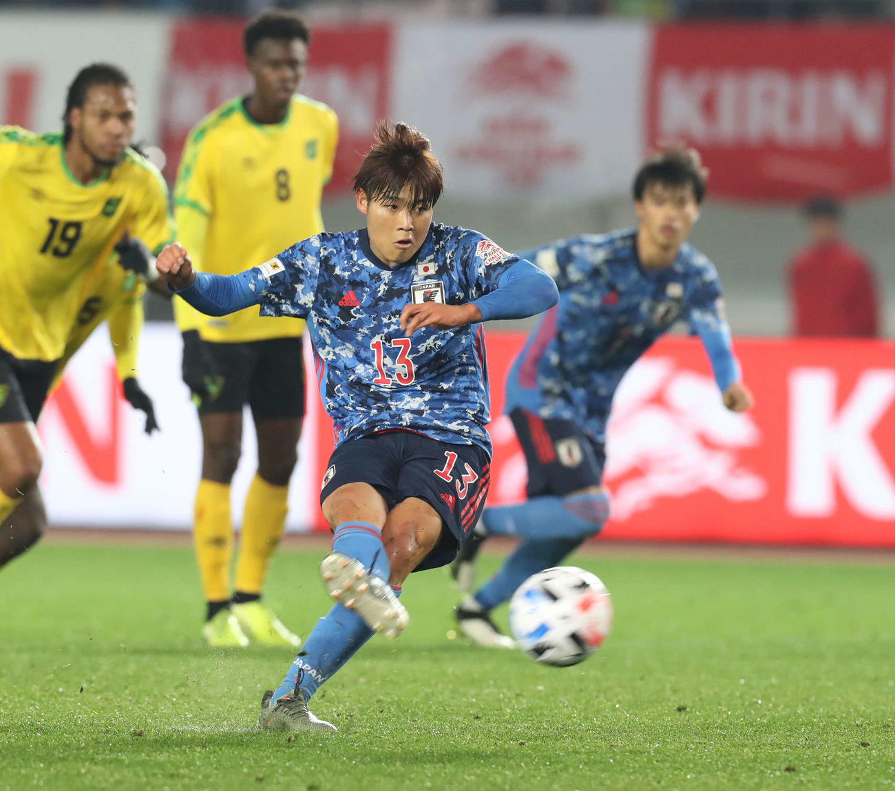U－22日本代表としてプレーする岩崎悠人＝2019年12月28日