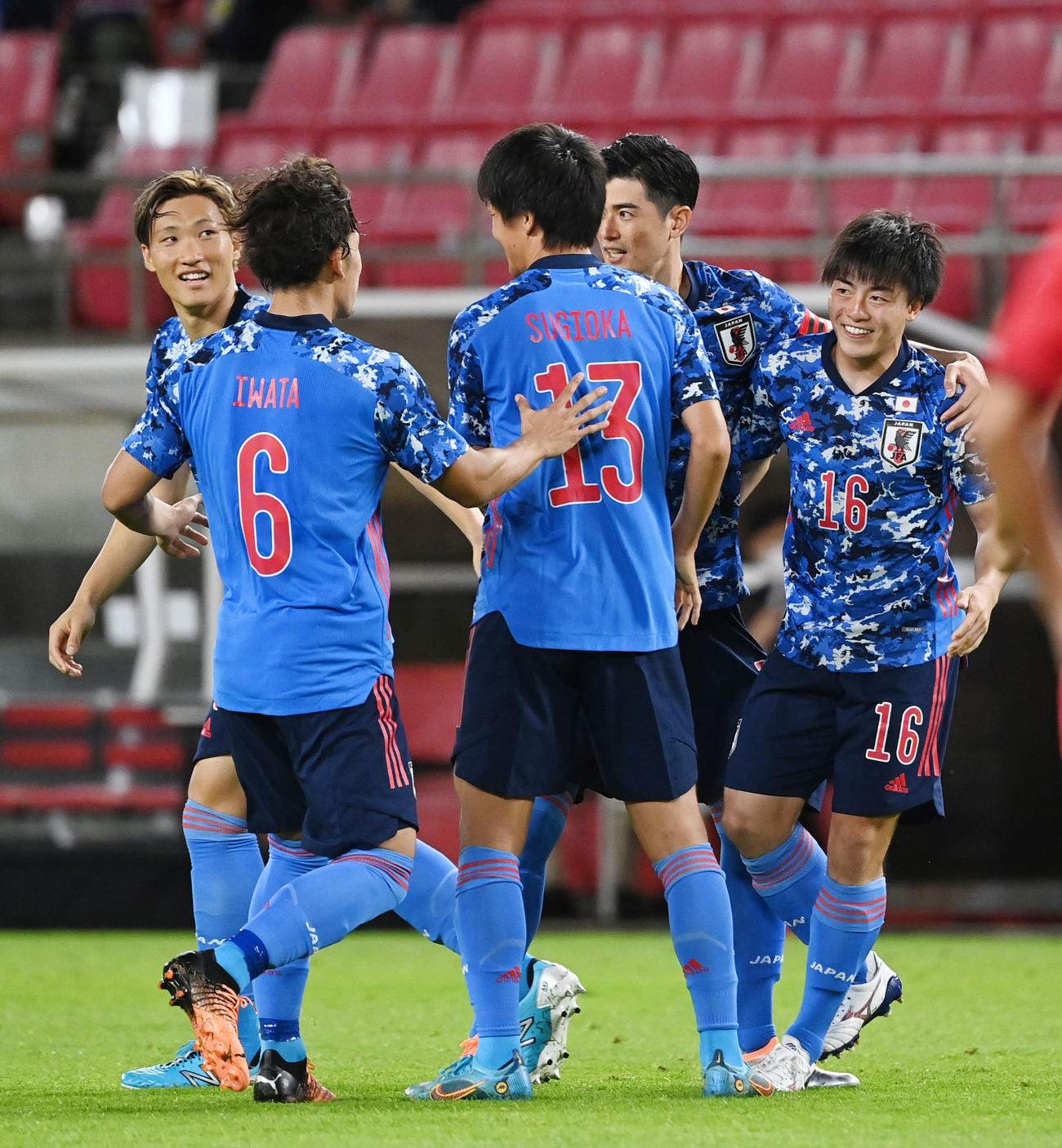 日本対香港　前半、FKからゴールを決め笑顔を見せる相馬（右）（撮影・横山健太）