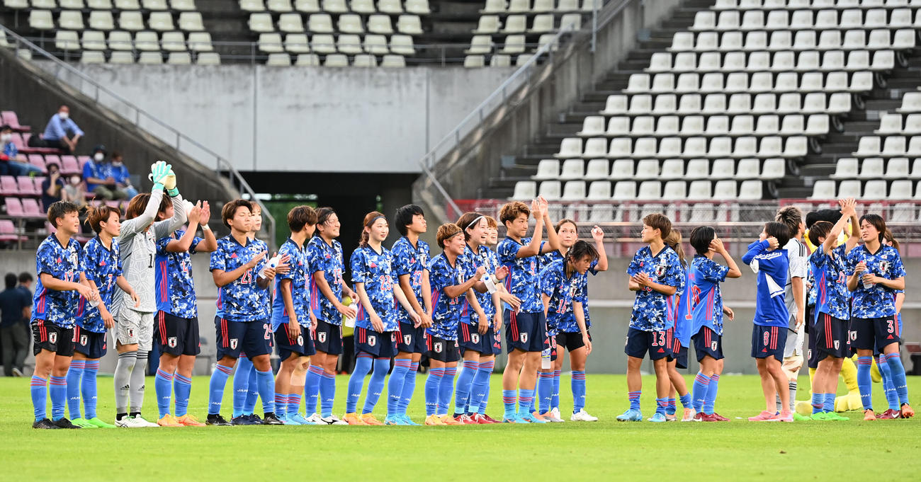 日本対韓国　韓国に勝利しサポーターにあいさつする日本イレブン（撮影・横山健太）