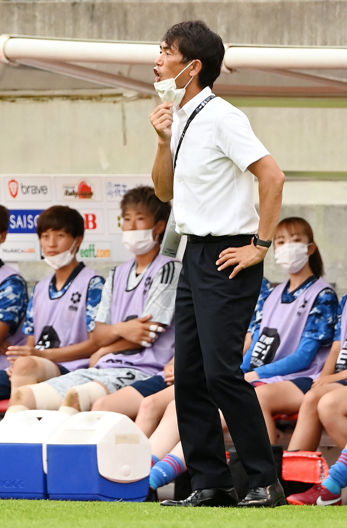 日本対韓国　前半、指示を出す池田監督（撮影・横山健太）