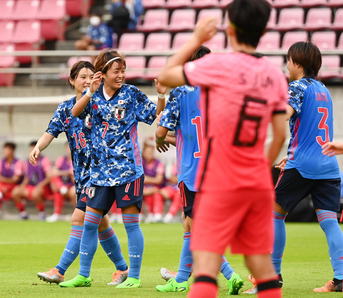 E1サッカー選手権　日本対韓国　前半、ゴールを決め笑顔を見せる宮沢（左から2人目）（撮影・横山健太）