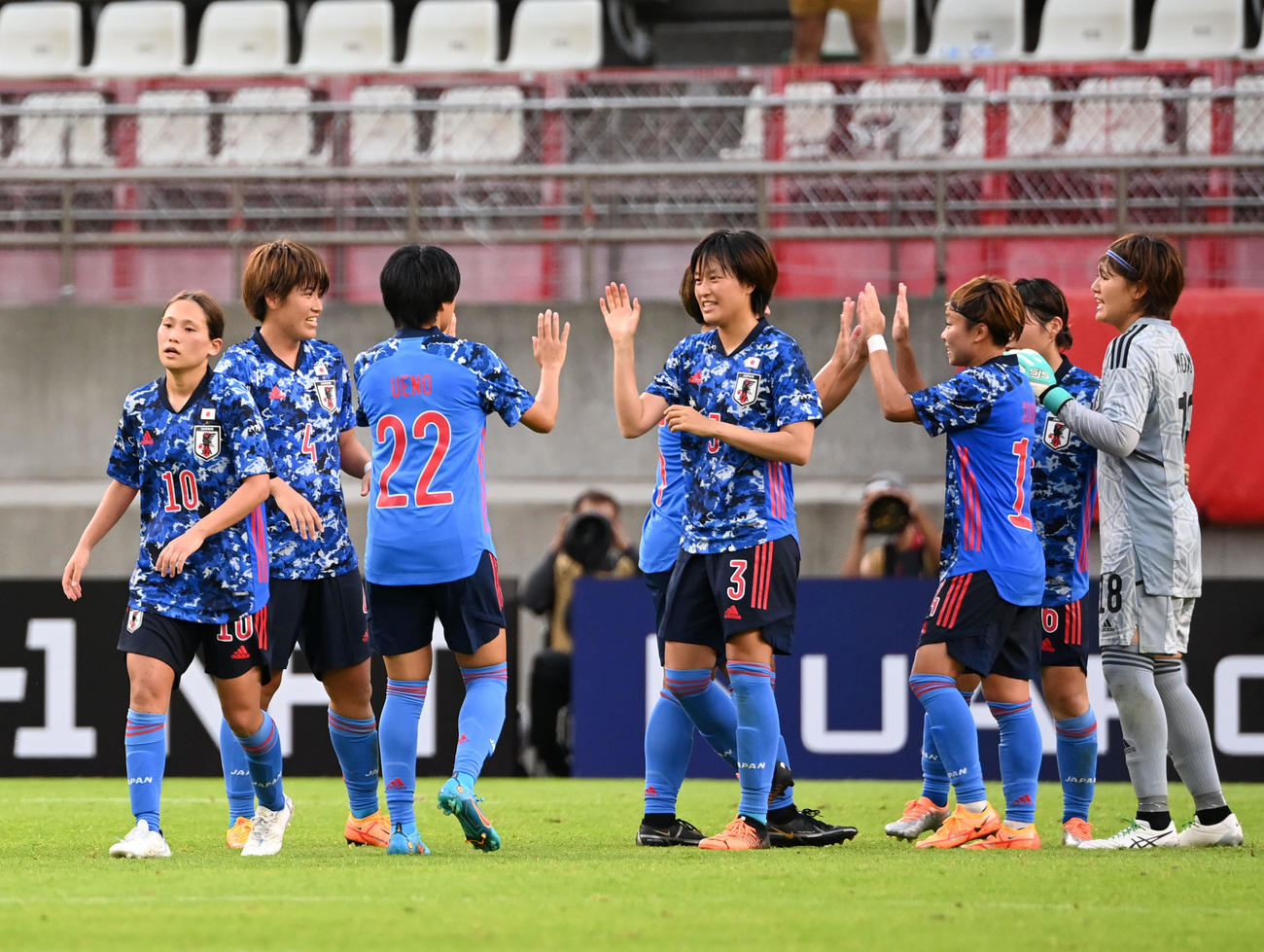日本対韓国　韓国に勝利しタッチを交わす日本イレブン（撮影・横山健太）
