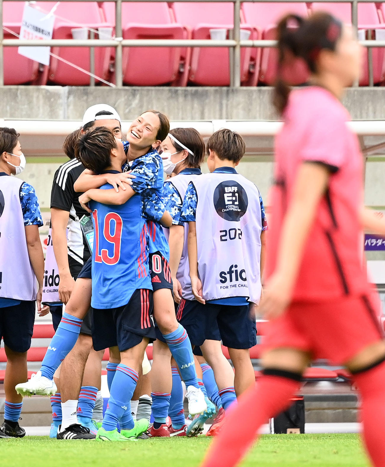 日本対韓国　後半、ゴールを決め植木（左）と抱き合う長野（撮影・横山健太）