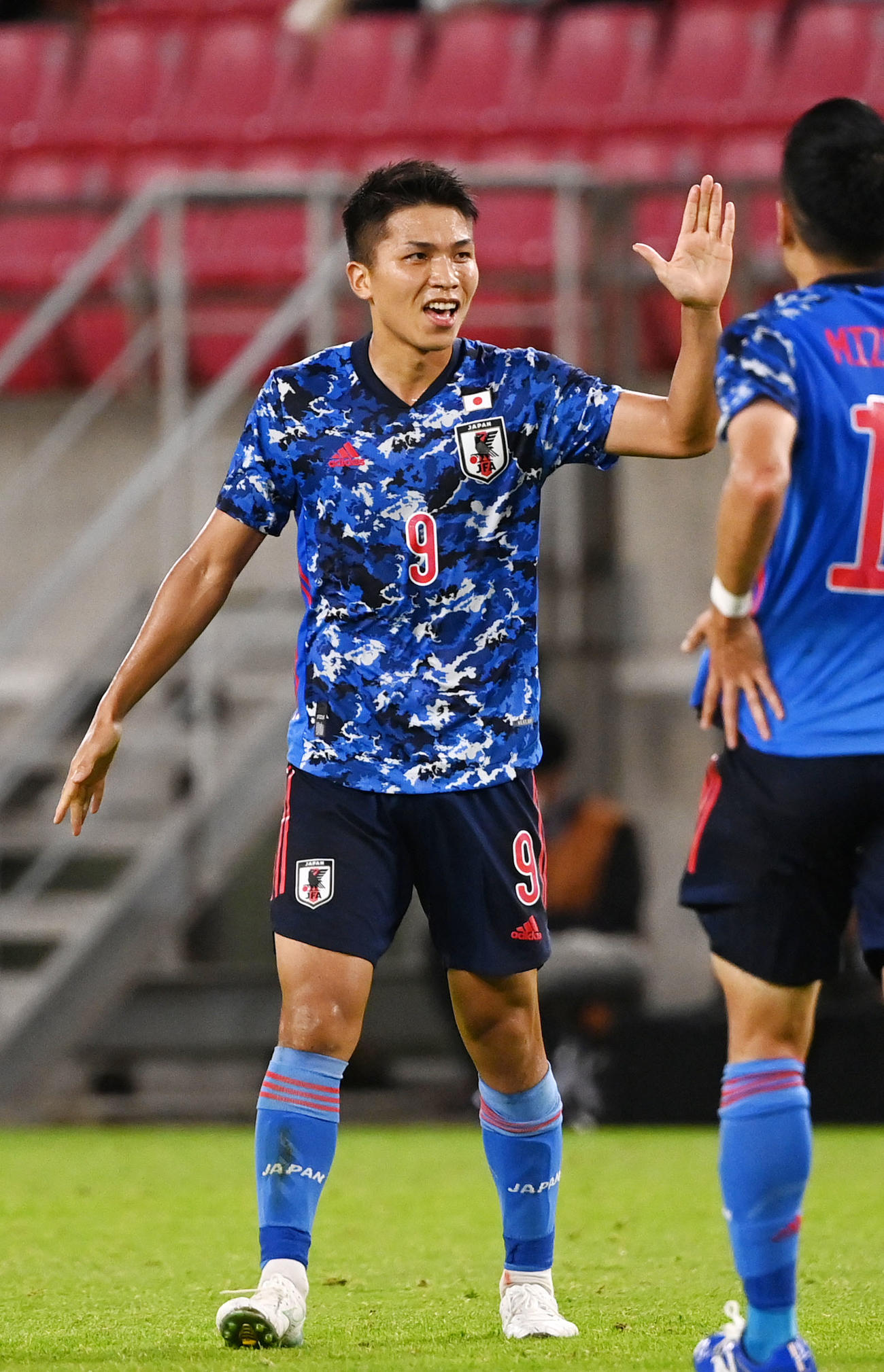 日本対香港　前半、ゴールを決めタッチを交わす西村（撮影・横山健太）