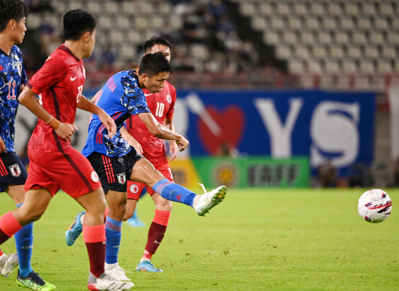 日本対香港　前半、ゴールを決める西村（撮影・横山健太）